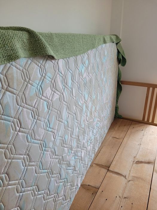 Cama individual + Estrado.