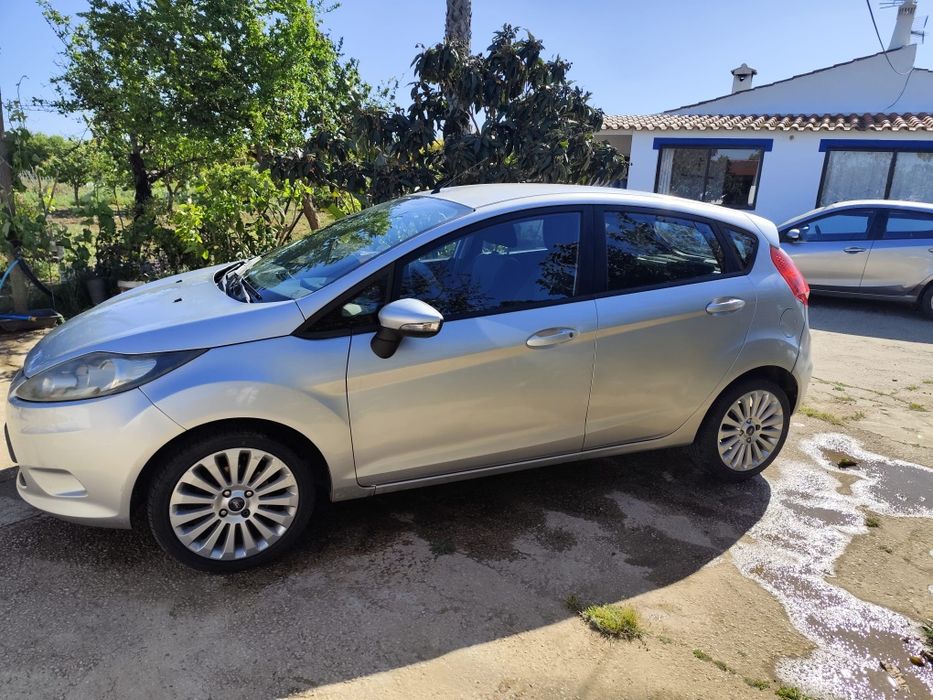 Ford Fiesta | 150.000 km | Rádio touchscreen | Bom estado