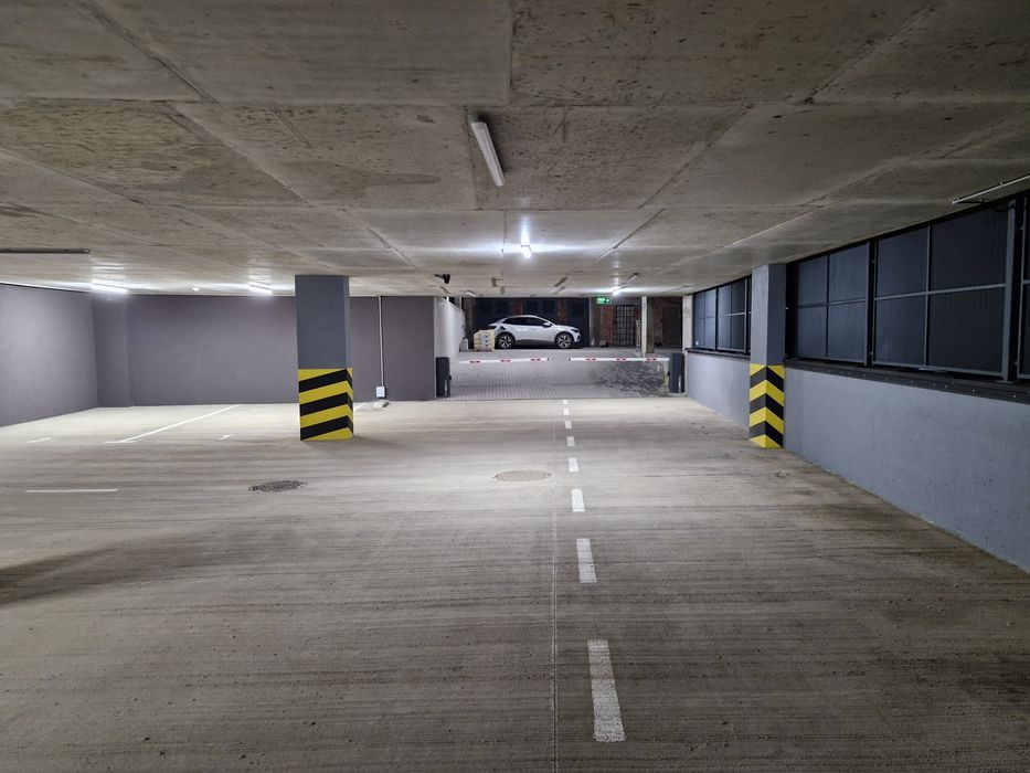 Оренда паркомісця на 1-поверсі в паркінгу ЖК Крістал,