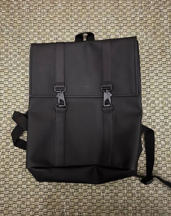 Mochila preta, marca RAINS