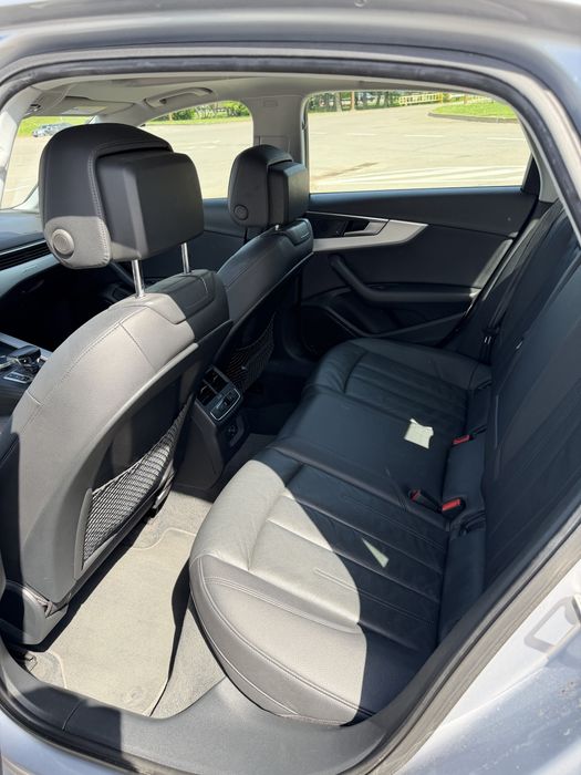 Машина Audi A4 2017 року