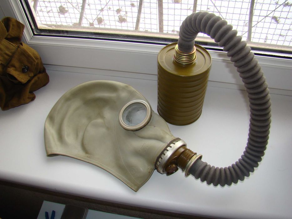 Противогаз ГП-5 с фильтром и сумкой для переноски времен СССР..