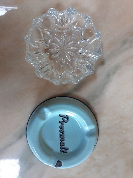 Cinzeiros antigos e variados.