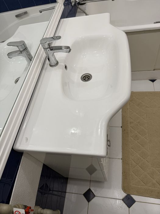 Продам гарнитур для ванны умывальник с тумбой, пенал, зеркало