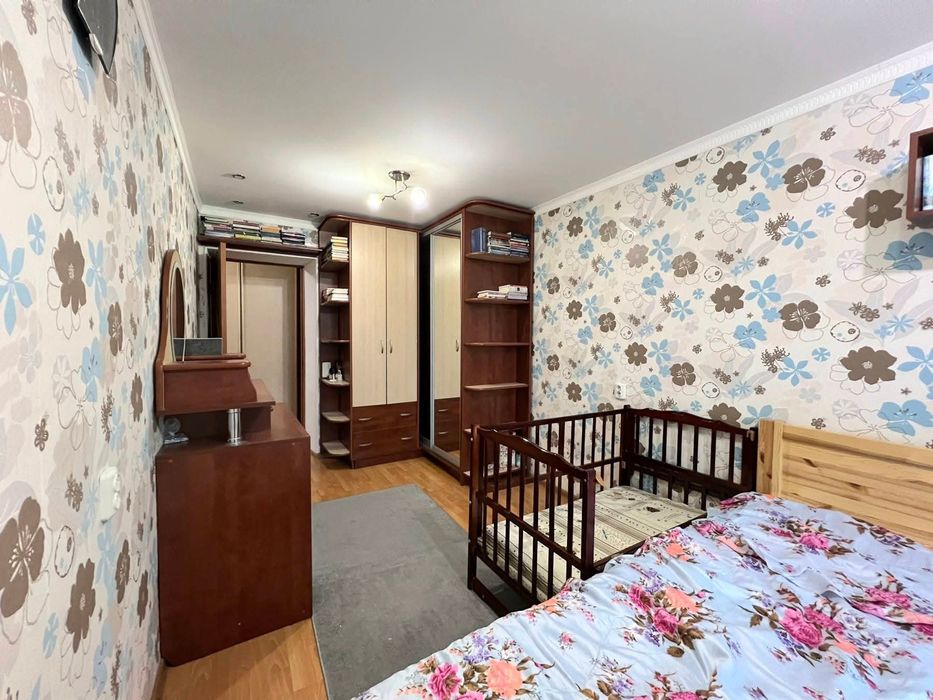 Продам 2-кім квартиру на другому поверсі