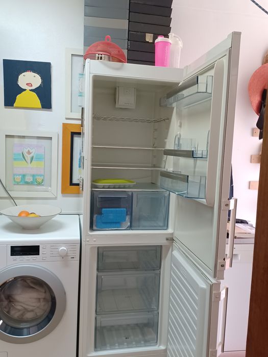 Frigorífico combinado AEG seminovo.