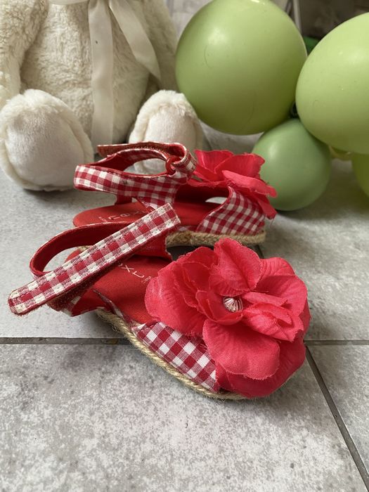 Червоні босоніжки для дівчинки