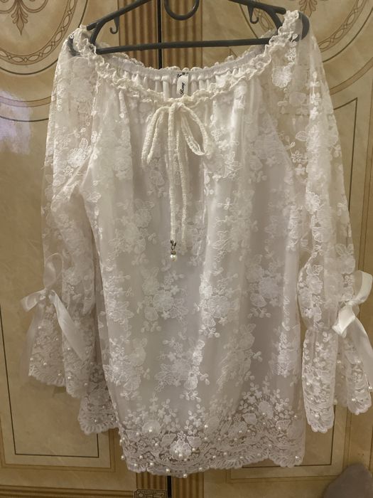 Вишукана кружевна біла блузка з перлинами