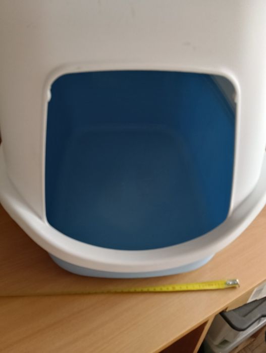 Caixa fechada de areia para gato grande