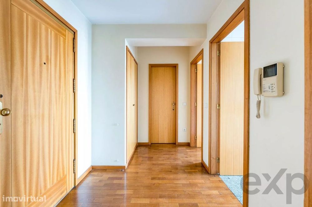 T1 no 4.º e último piso com elevador, varanda poente, garagem e vistas