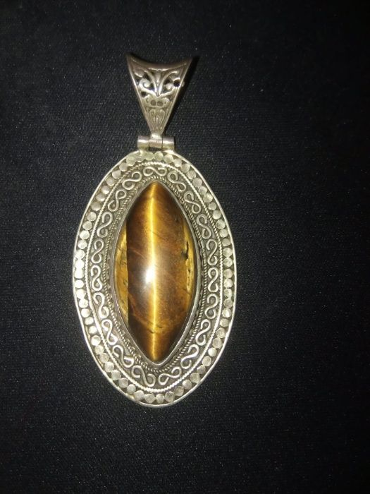 Índia: Medalhão Prata em filigrana e Olho de Tigre