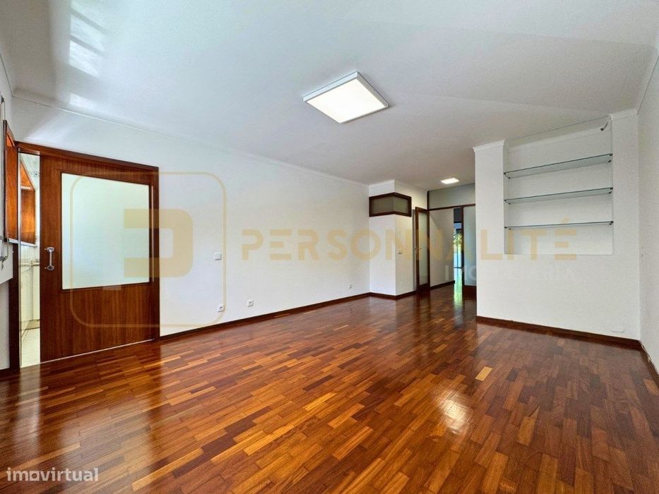 Apt. T1+1 c/ terraço e estacionamento