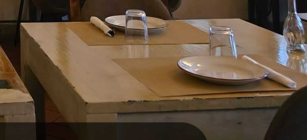 Oportunidade: 16 Mesas Quadradas em Madeira (80x80 cm)Ideais para restaurante, café ou eventos. Design robusto, versátil e em bom estado