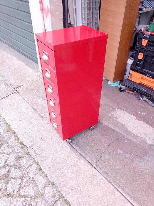 Arquivo metálico classico