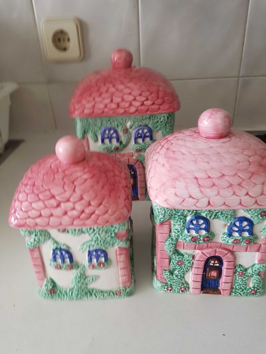 Caixas de mantimentos em louça