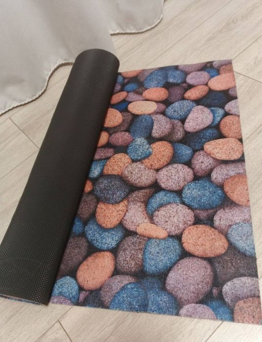 Універсальний килимок для ванної кімнати з нековзною поверхнею.