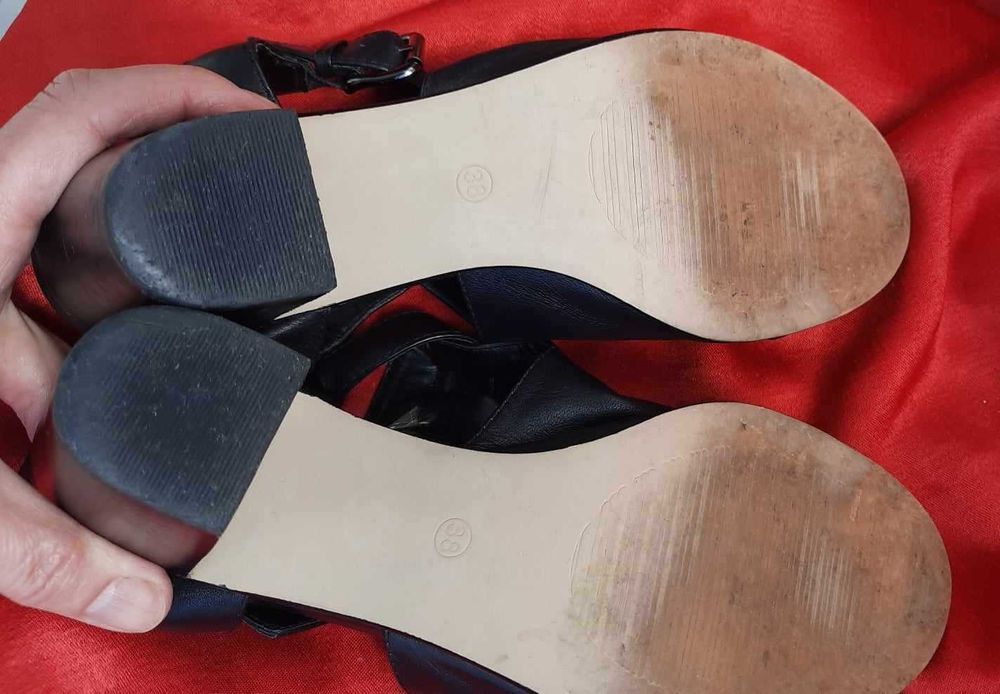 Eleganckie sandały skórzane na obcasie 9 cm marki Pier One