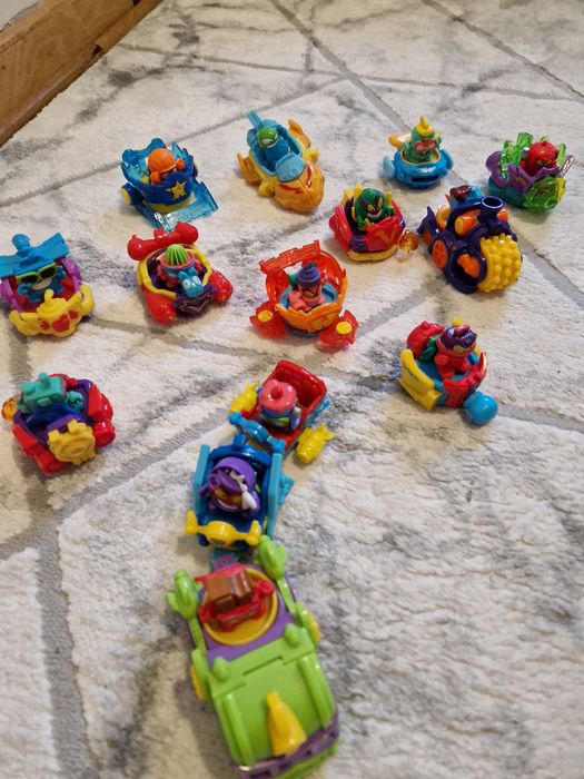 14 pojazdów/ samochodzików + 14 figurki SUPER ZINGS/SUPER THINGS