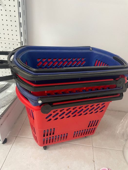 Cestos  de plástico com rodas