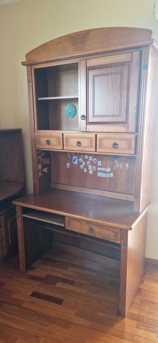 Secretária com estante e arrumação