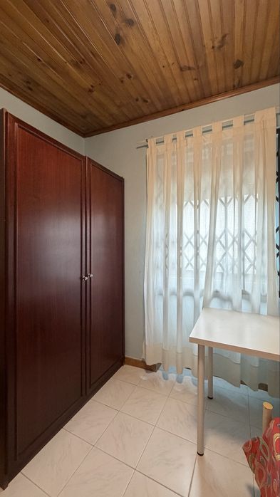Arrenda-se quarto