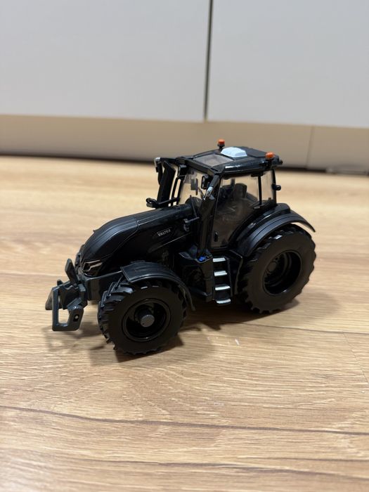 Britains Traktor Valtra Q305