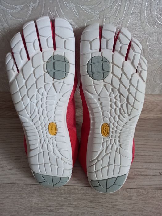 Продам кроссовки FIVEFINGERS