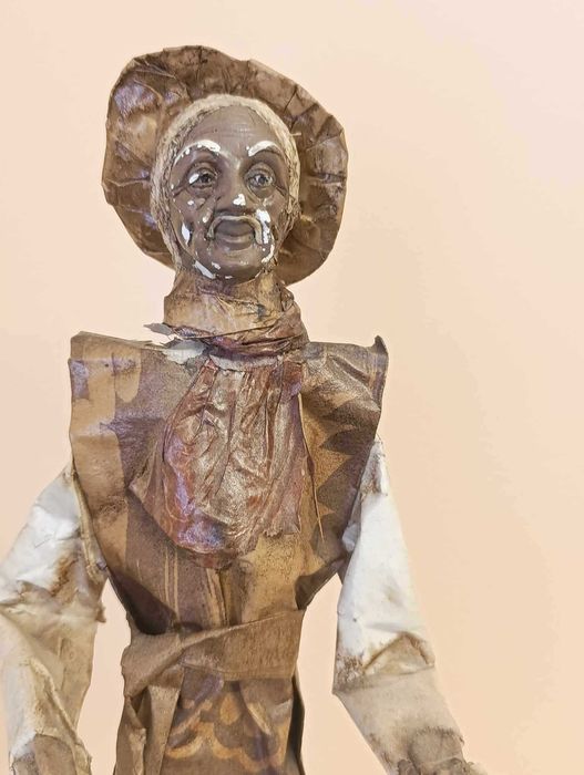 Figura de artesanato homem em papel maché com cestos