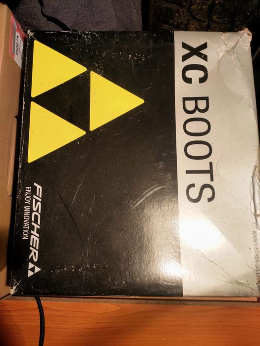 Лыжные ботинки. .