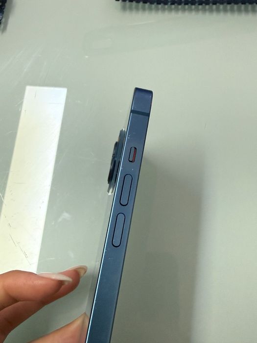 iPhone 13 azul com 72% de bateria