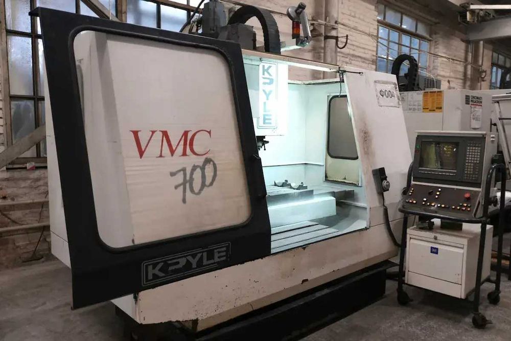 Фрезерний верстат з ЧПК / Фрезерный станок с ЧПУ KRYLE VMC 700