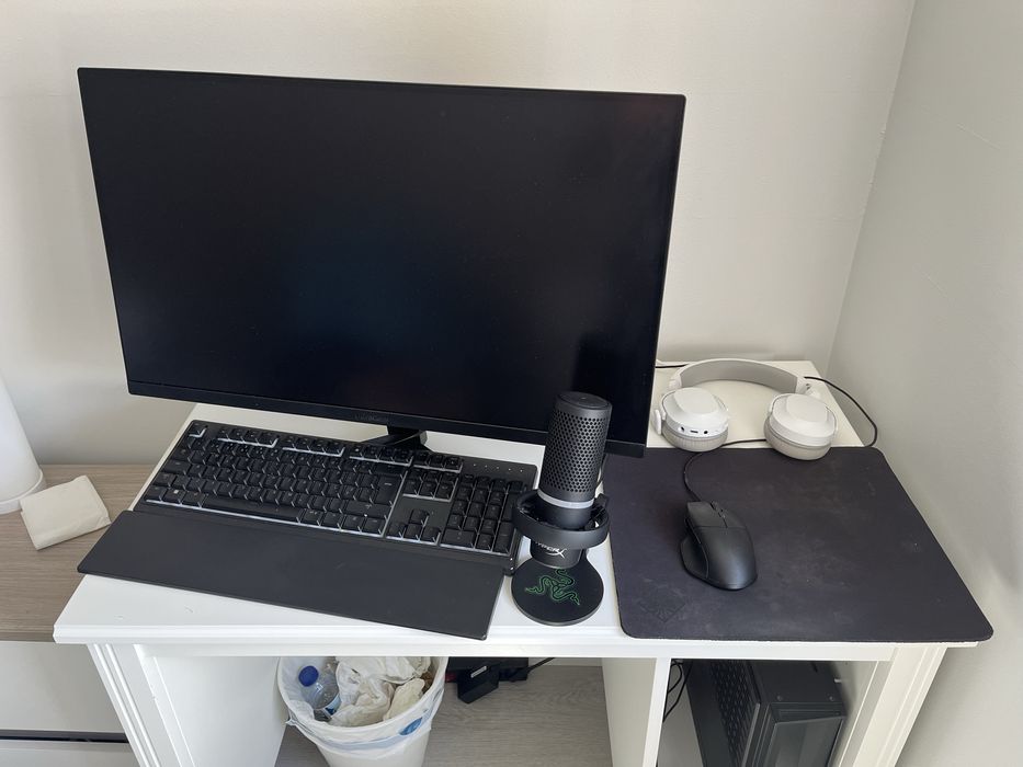 Teclado + Monitor + Rato + Microfone