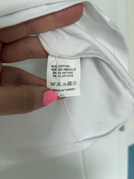 Biała koszulka z kwiatowym logo Nike L