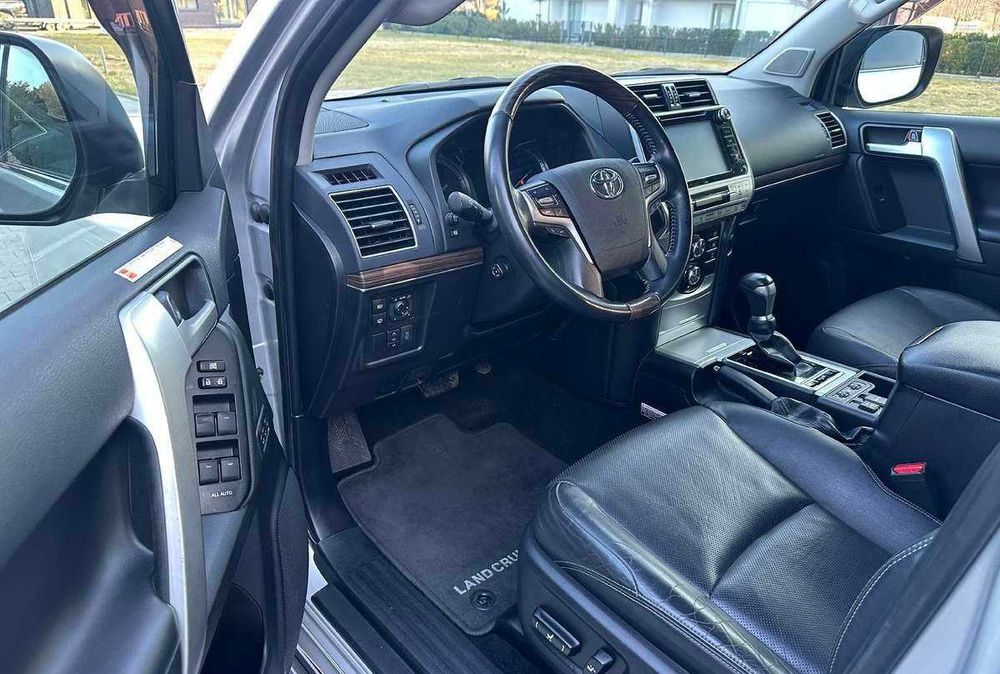 У продажі авто з ЄС Toyota Land Cruiser Prado 2019 року.