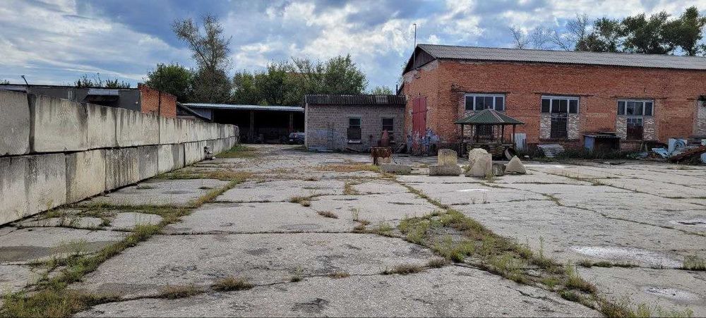 Земля та три цехи комерційна нерухомість