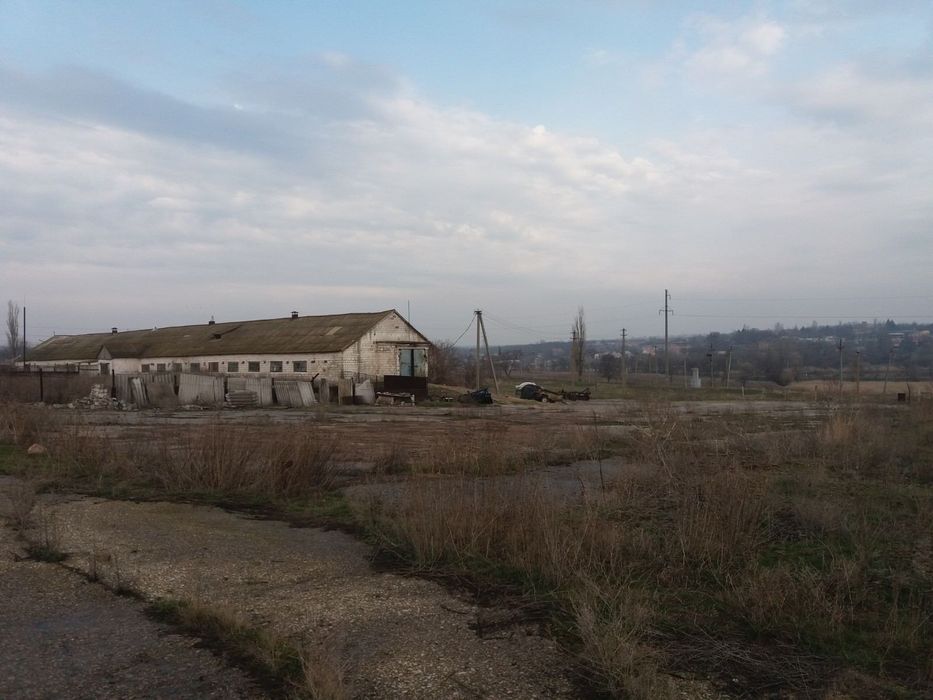 Продається будівля  та будинок. Оренда не розглядається.