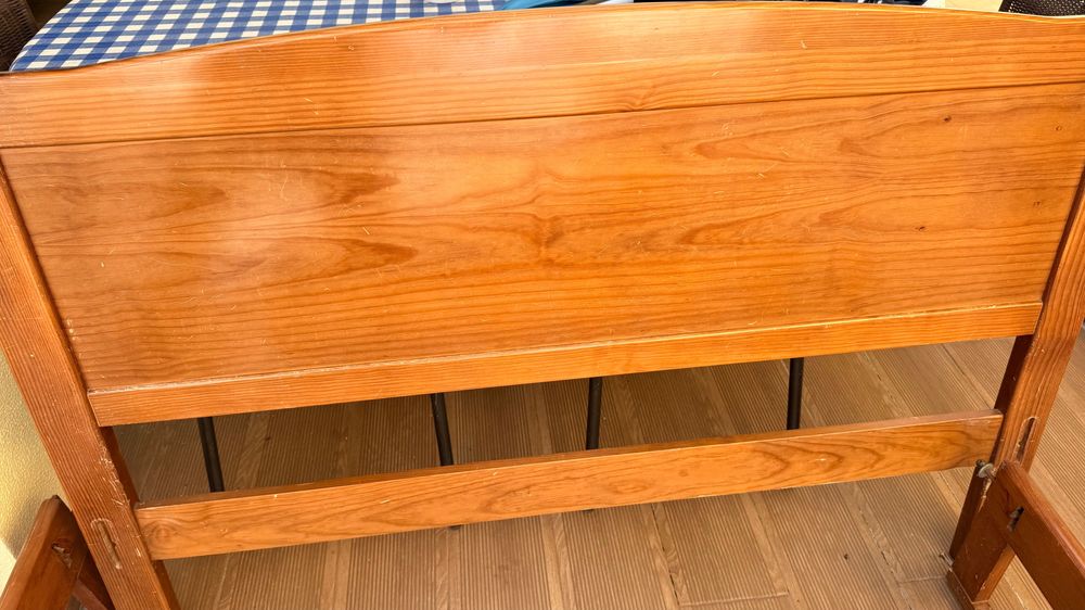 Cama de madeira sem estrado