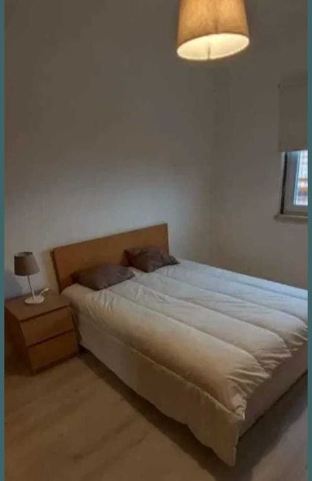 Quarto equipado bem localizado