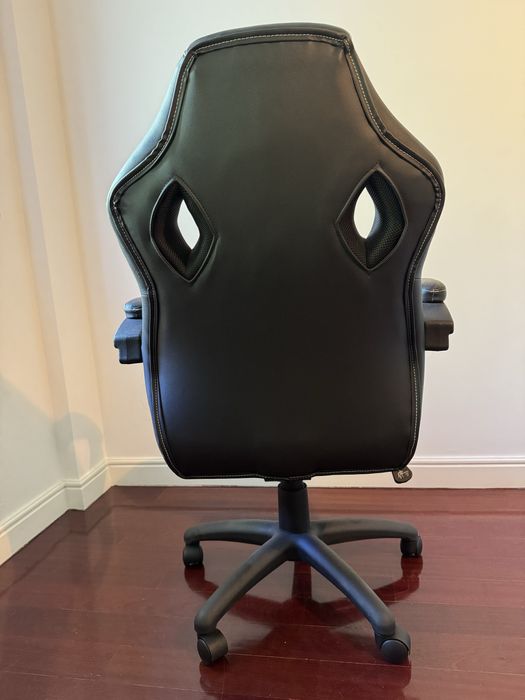 Cadeira Gamer Ergonómica Preta com Apoios de Braço – Excelente Estado