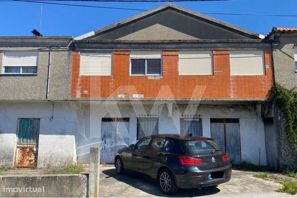 Moradia para remodelação em Resende com árvores de fruto e vistas para