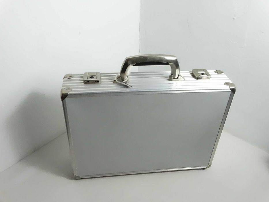 Aluminiowa walizka narzędziowa / biznesowa / etui z gąbką + kluczyk