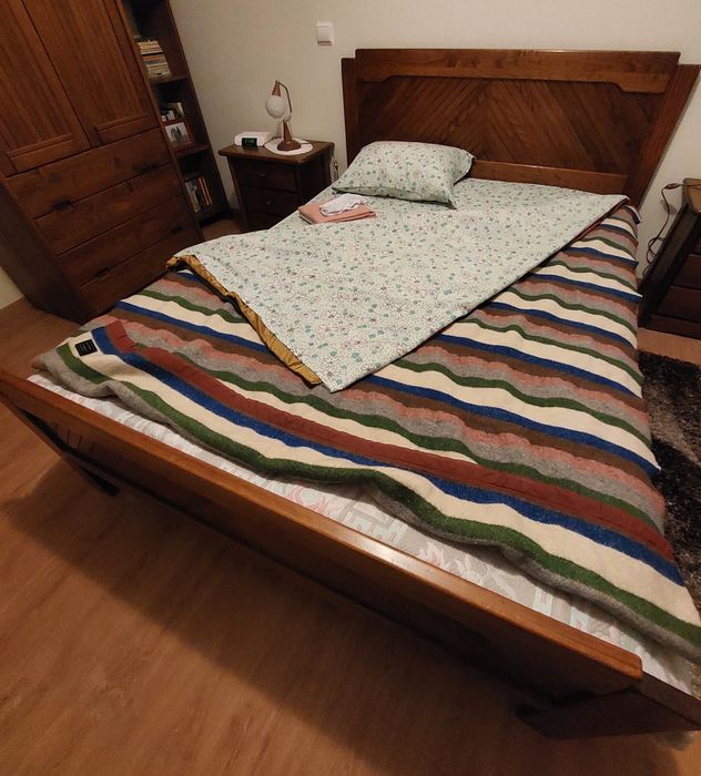 Cama de solteiro + mesa cabeceira