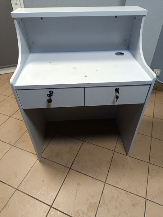 Sprzedam używane biurko - recepcja