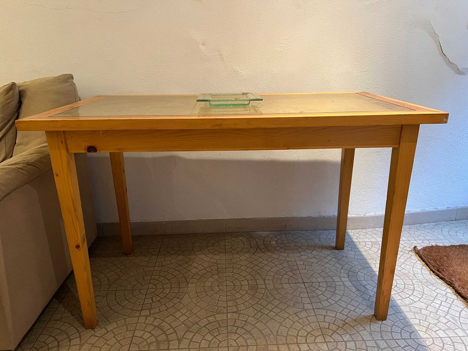 Mesa em madeira retangular, com tampo em vidro para decorar