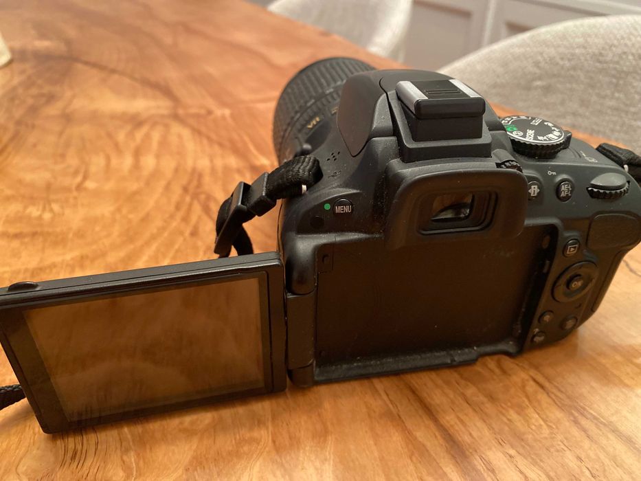 Máquina fotográfica Nikon D5100 + objectiva 18-105mm + acessórios