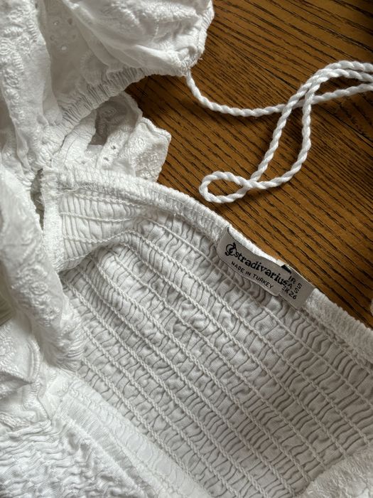 Stradivarius biały boho crop top na gumce na lato koronka falbanki