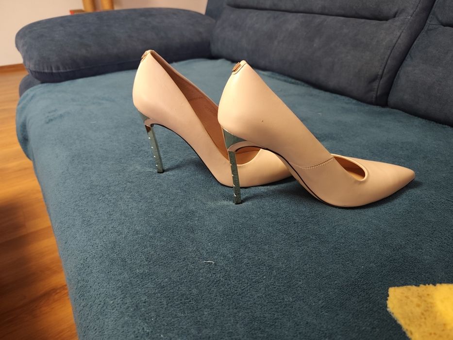 Buty beż lico szpilki R.Polański