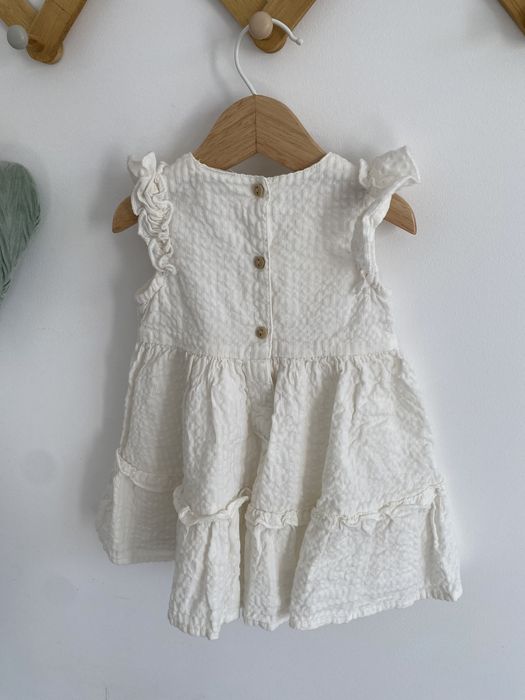 Sukienka kremowa lindex 68 teksturowana falbanki jak newbie