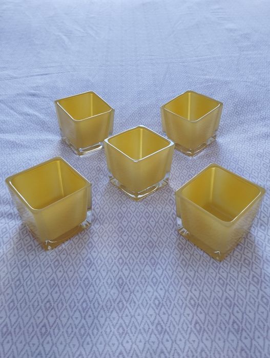 Vasos de vidro amarelos