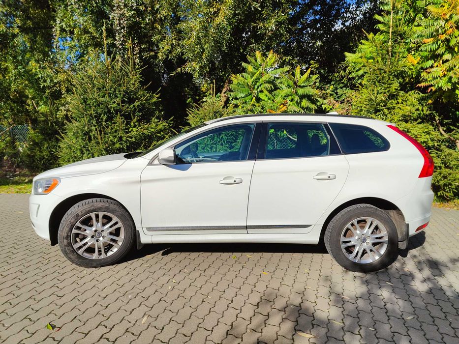 Volvo XC60 2015 2.0 FWD бензин